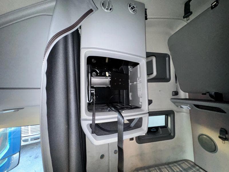 2020 Volvo VNL image 25