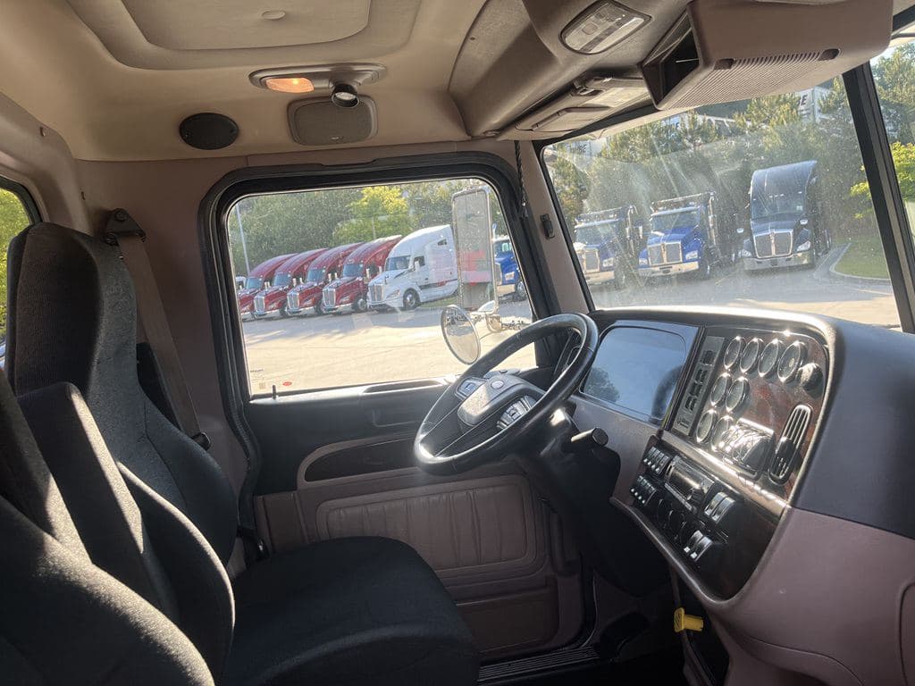 Used 2024 PETERBILT 389 image 13