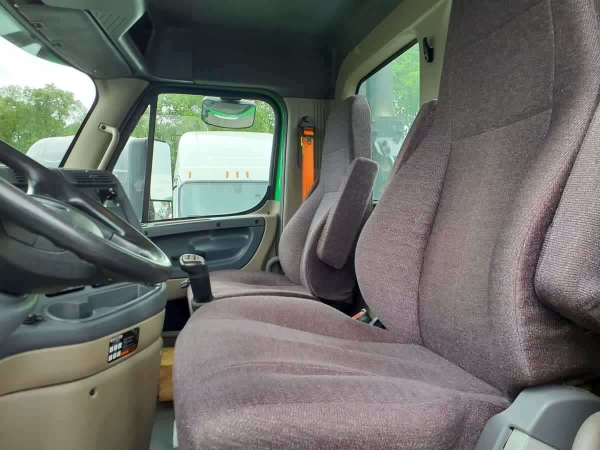 Used 2019 FREIGHTLINER Conventional - Day Cab - CASCADIA 125 For Sale image 6