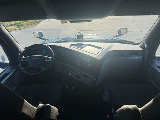 2022 Freightliner Cascadia image 7