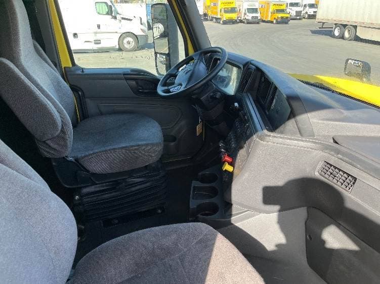 2022 International LT625 image 8