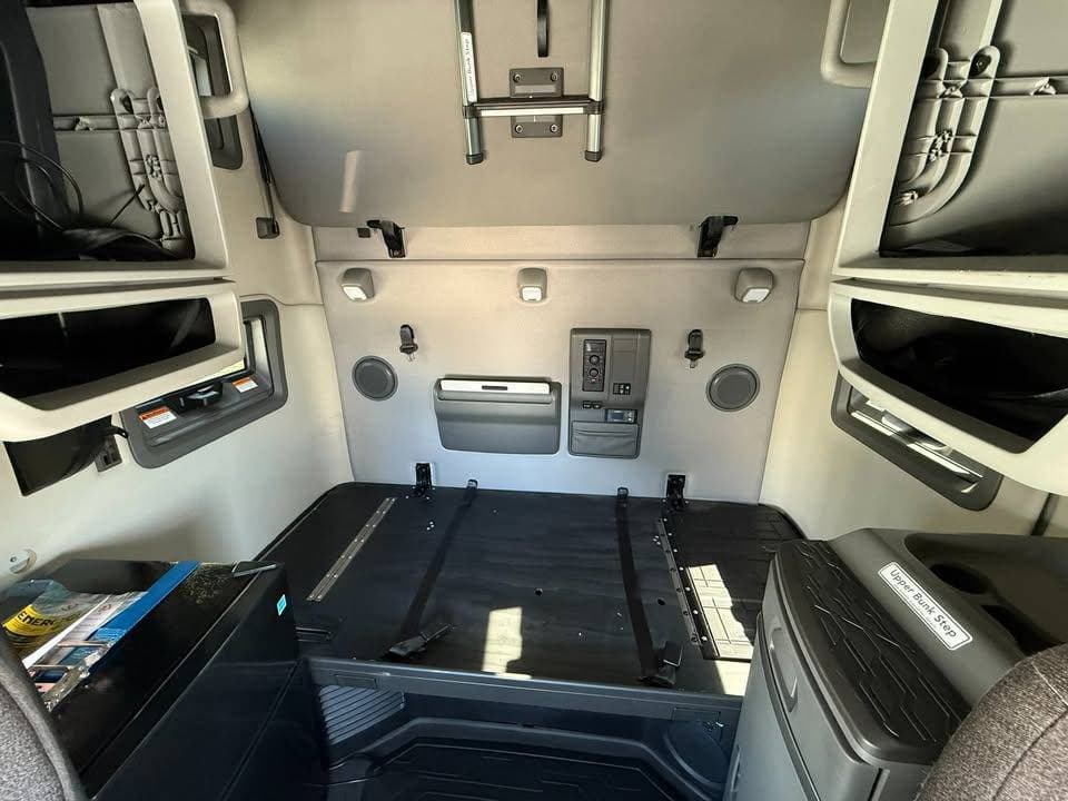 2022 Volvo VNL image 9