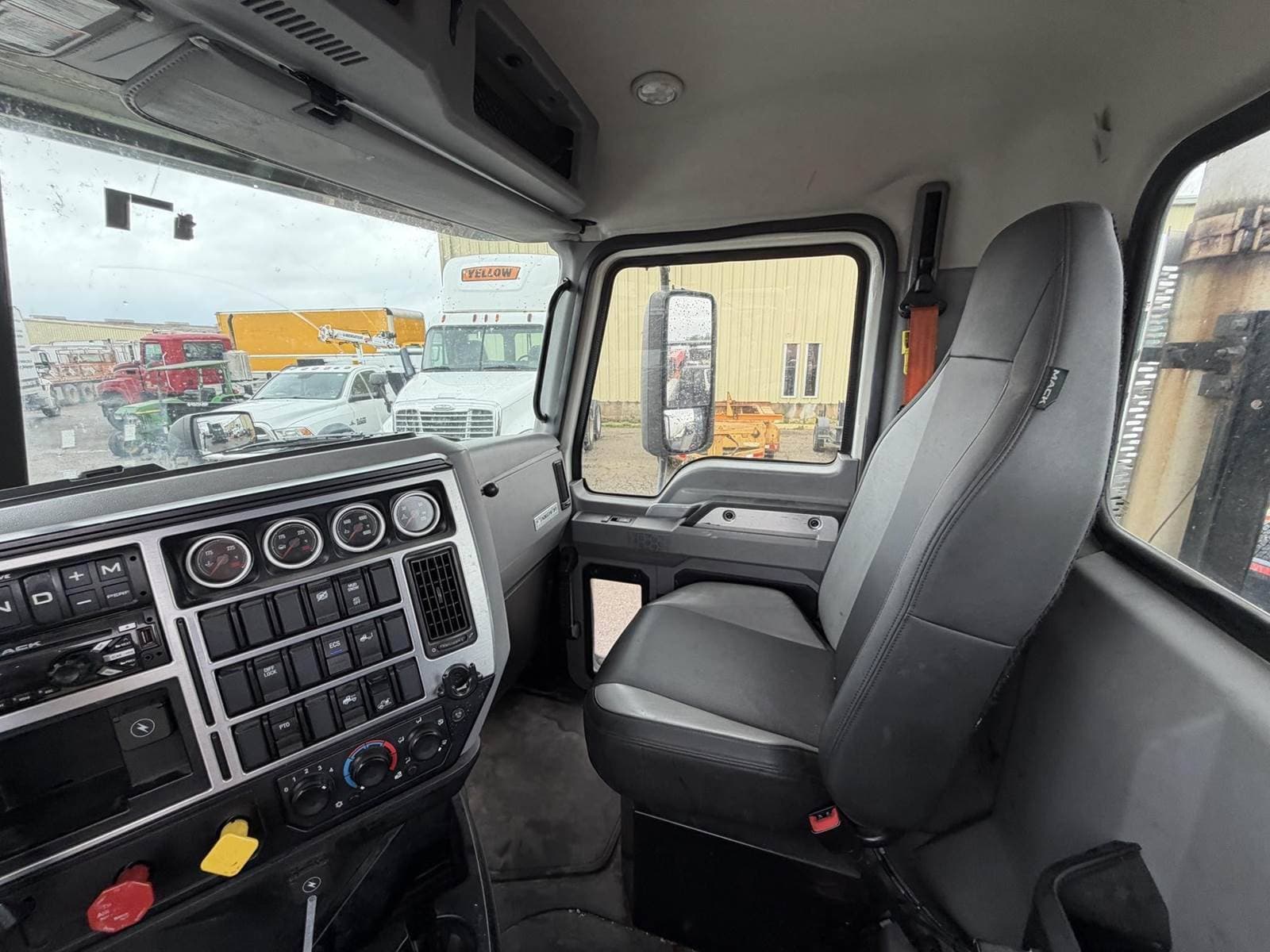 2019 Mack Anthem 64T Day Cab Truck - MP7 425HP, 12 Speed M Drive Amt image 17