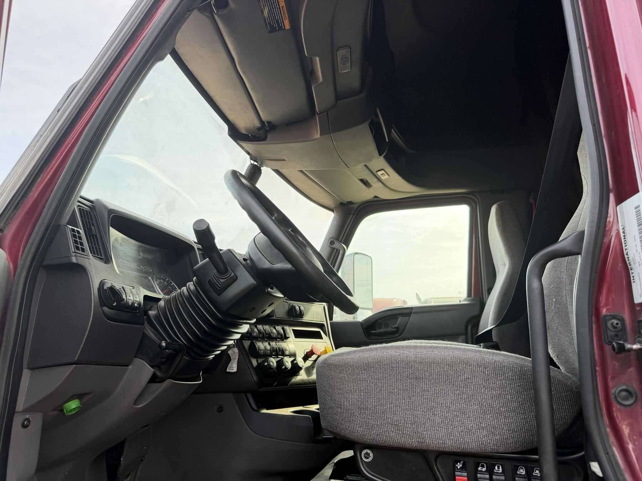 2020 International LT625 image 5