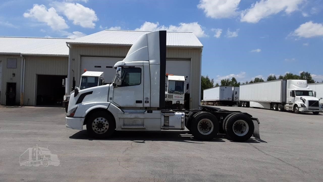 2017 VOLVO VNL64T300 image 3