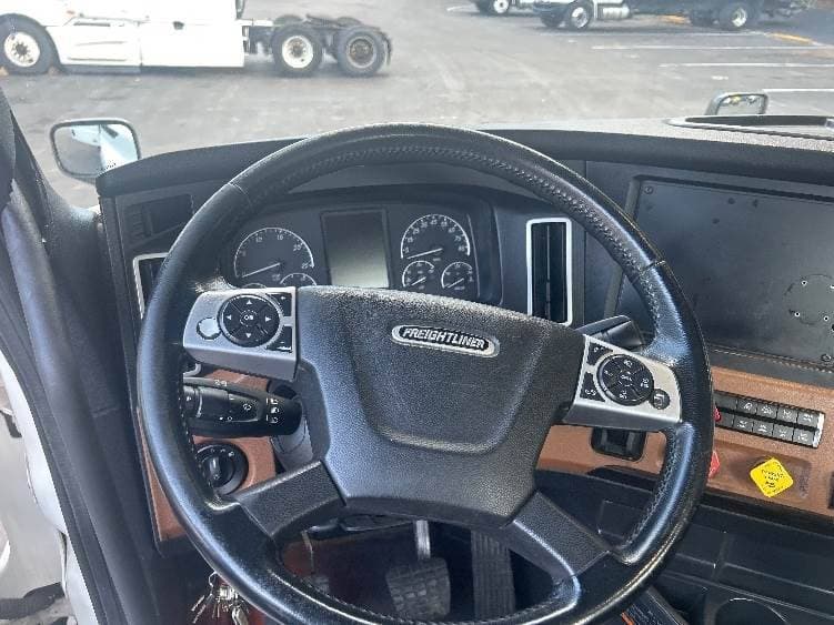 2019 Freightliner Cascadia 126 Day Cab Truck - 455HP, 10 Speed Manual image 11
