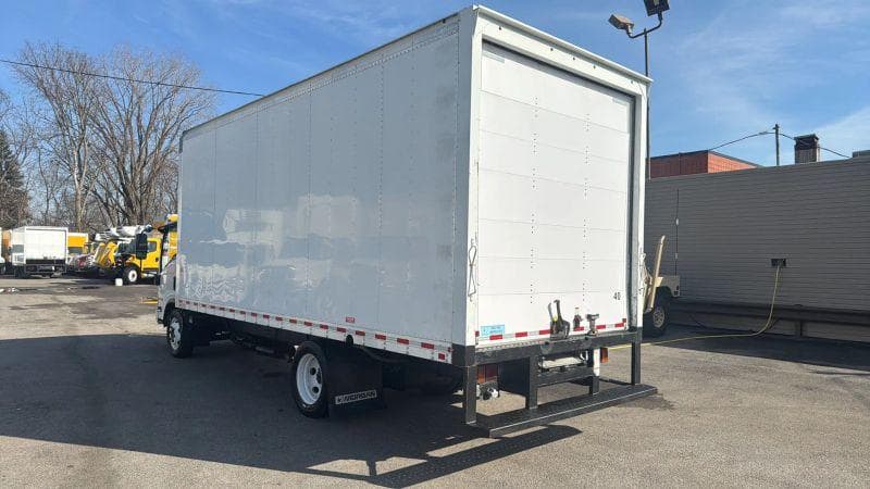 2019 Isuzu NPR image 5