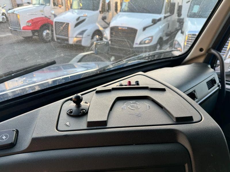 2020 Volvo VNL image 20