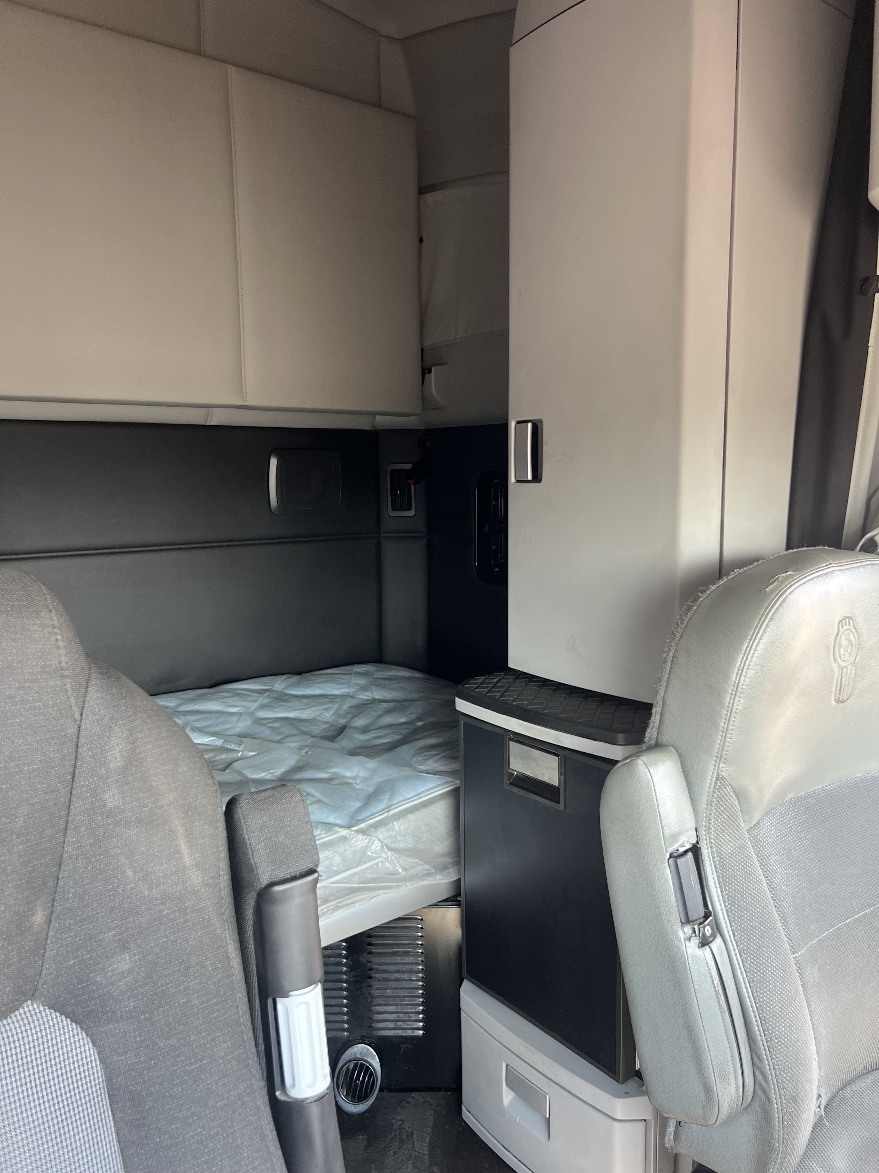 2023 Kenworth T680 image 9