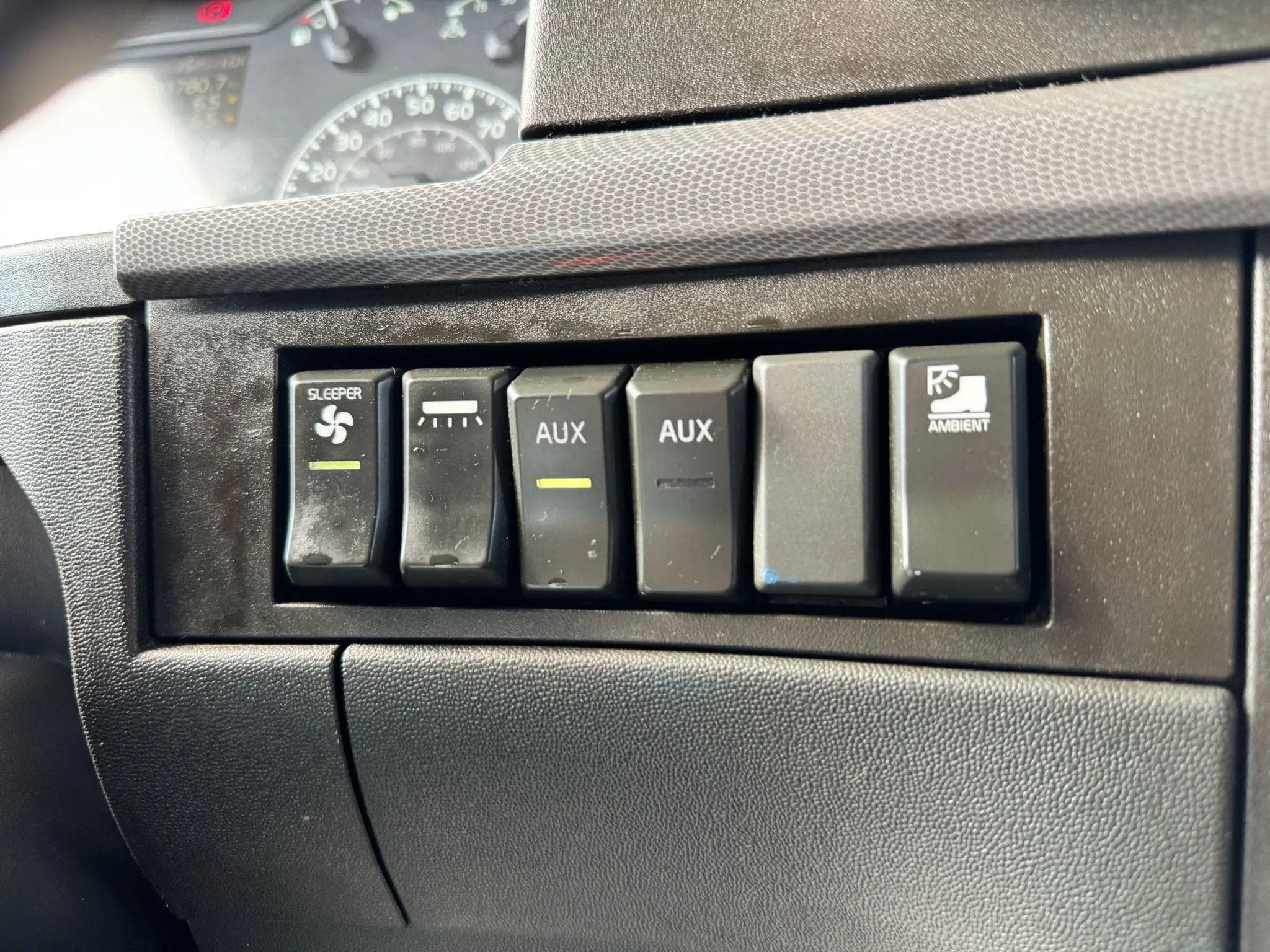 2021 Volvo VNL image 35