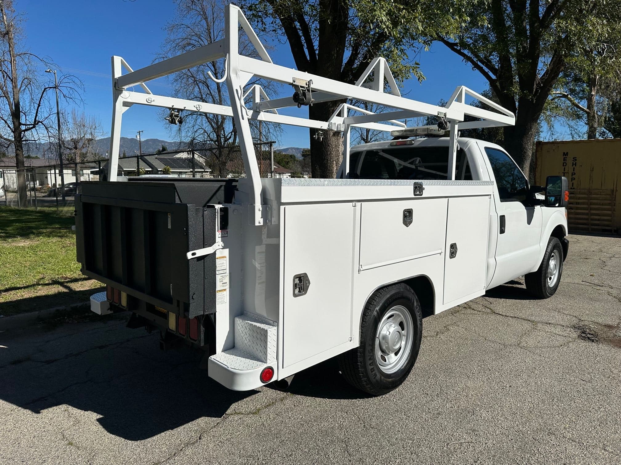 2011 FORD F250 SD Service Body with Liftgate 13497 image 4