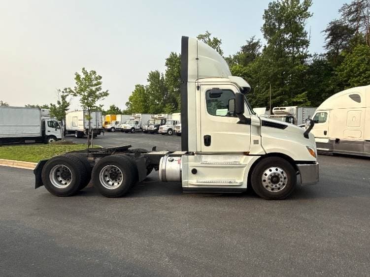 2019 Freightliner Cascadia 126 Day Cab Truck - 435HP, 12 Speed Automatic image 8
