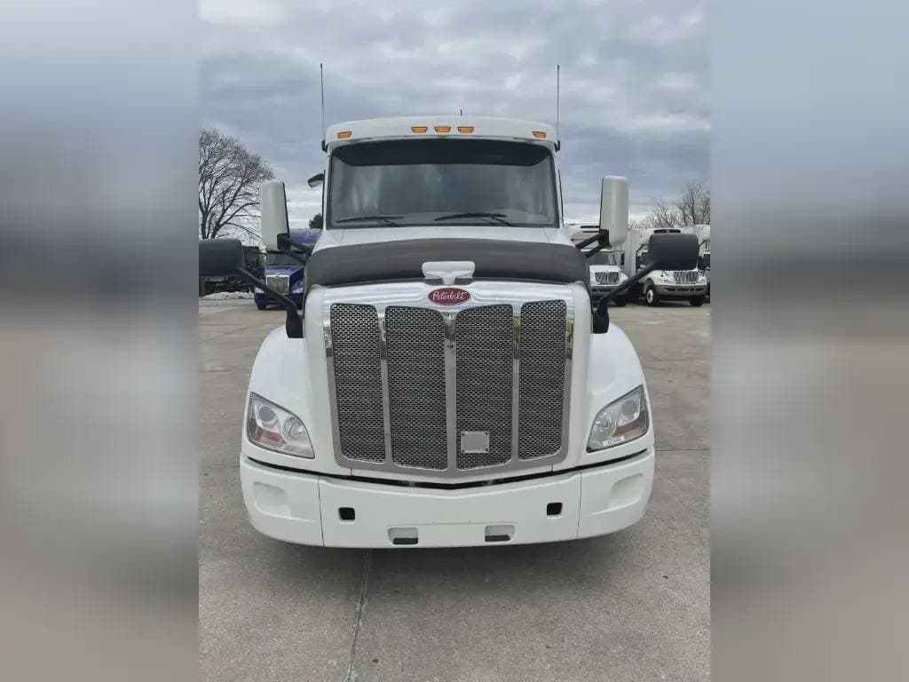 2022 Peterbilt 579 image 4