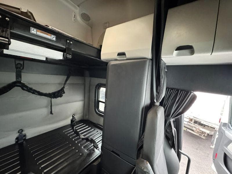 2021 Freightliner Cascadia image 20