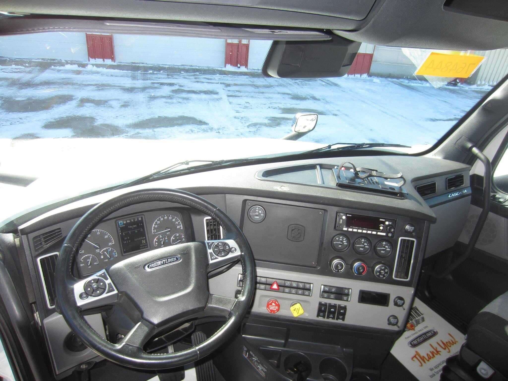 2023 Freightliner Cascadia image 5