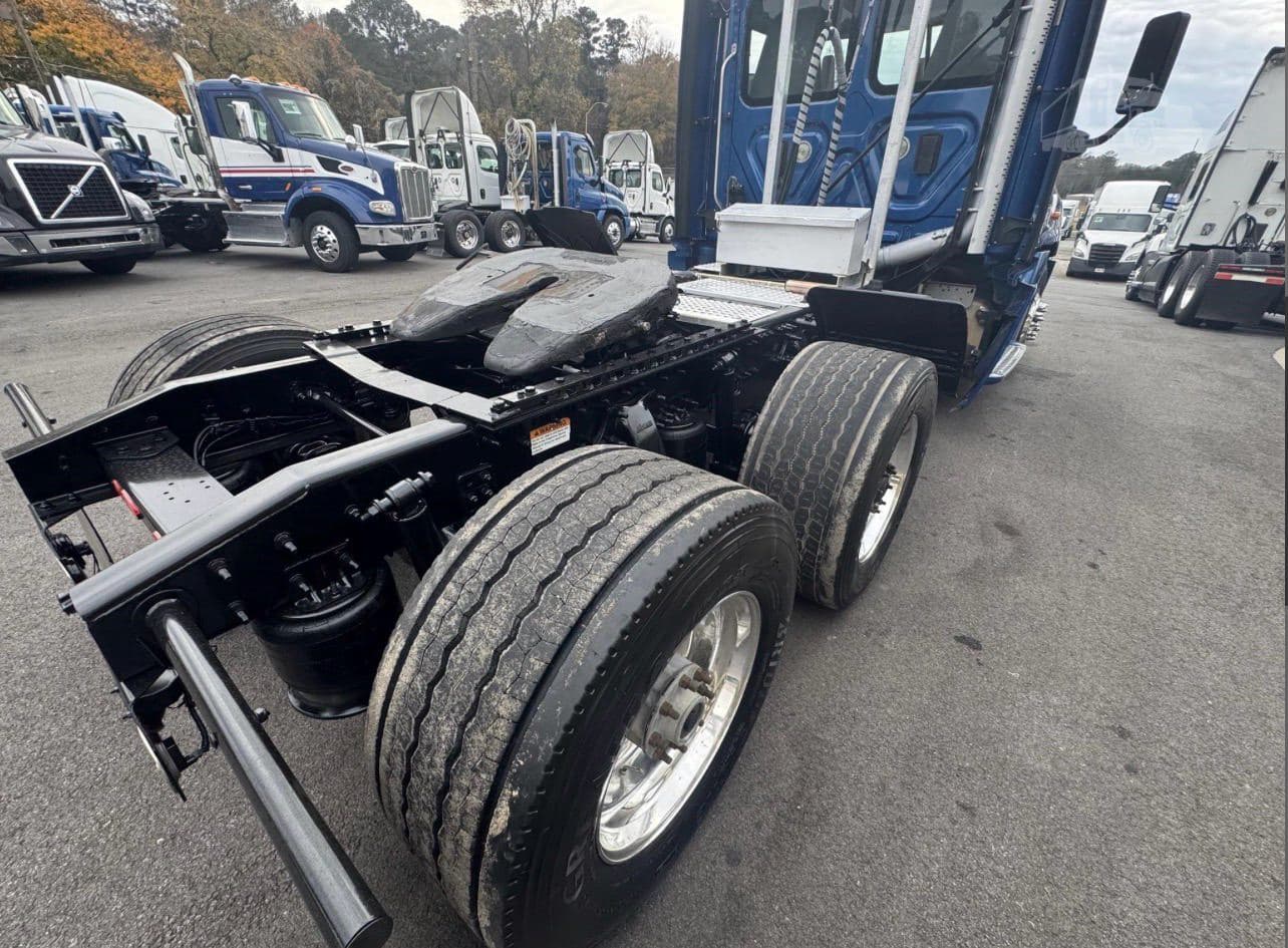 2017 Freightliner Cascadia 125 image 10