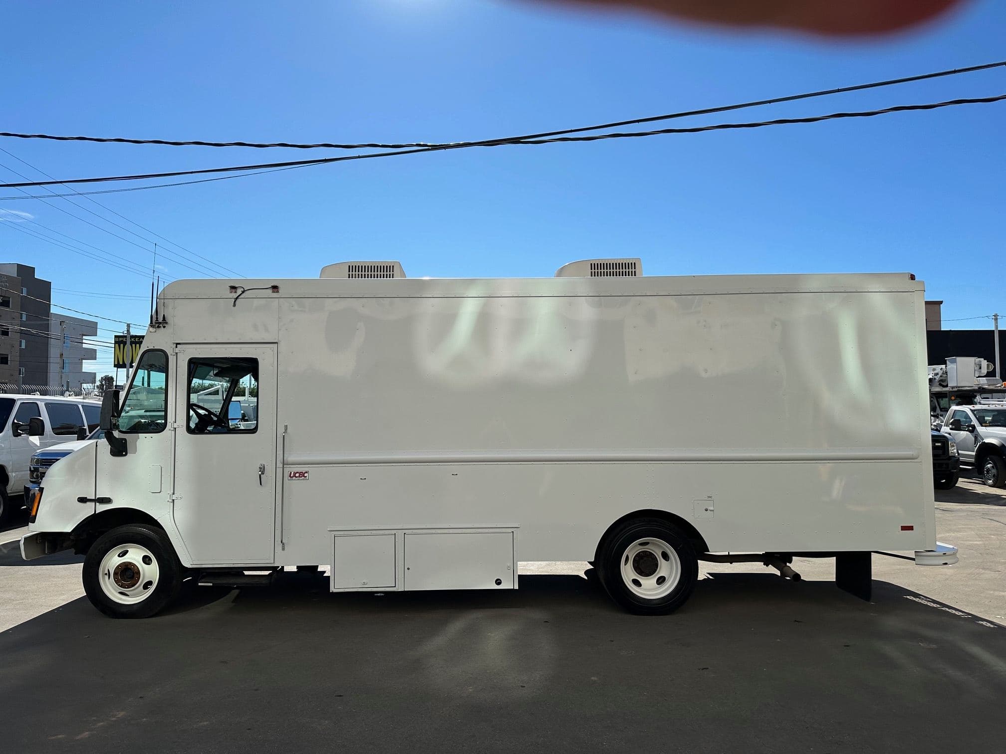 2002 WORKHORSE Step Van with Handicap Lift image 7