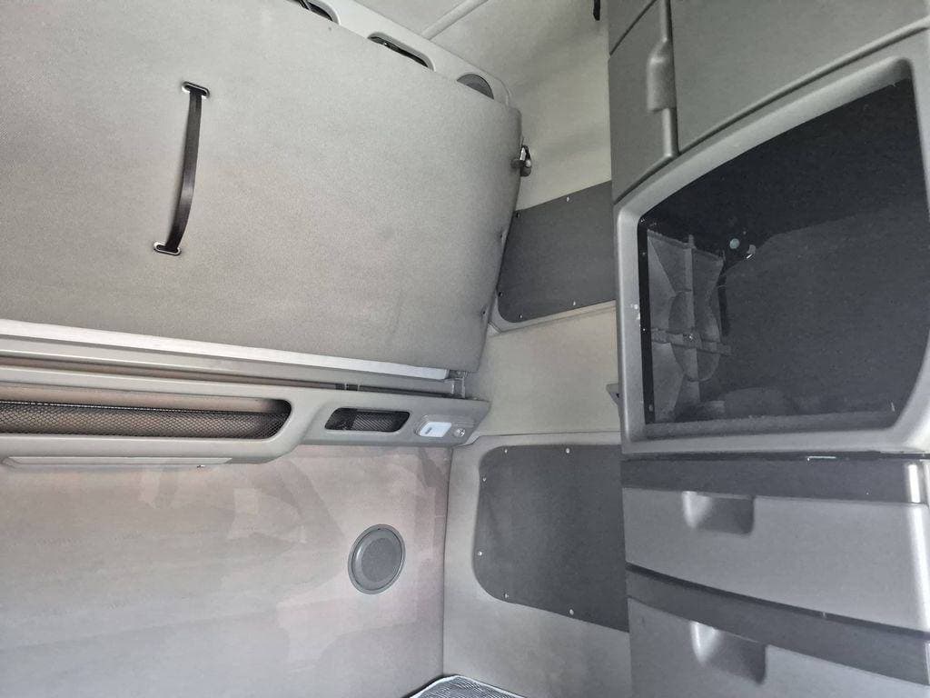 2023 Volvo VNL64T860 image 11