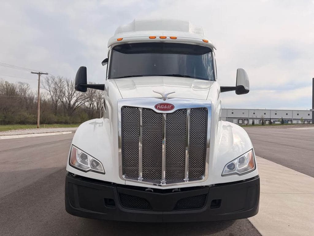 Used 2023 PETERBILT 579 image 8