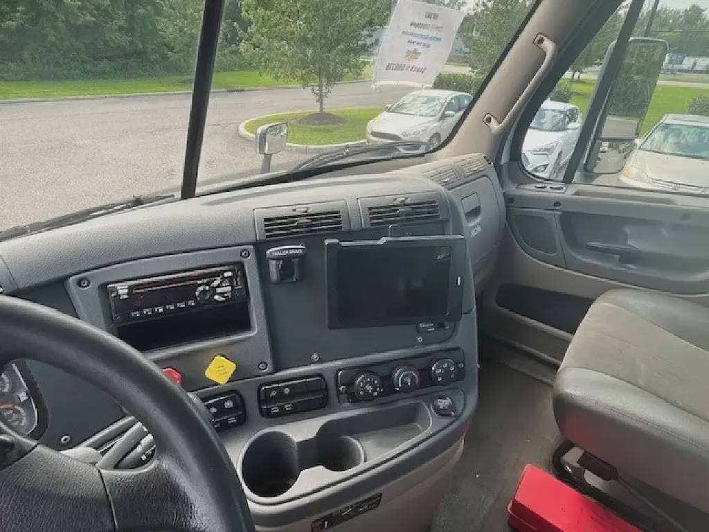 2019 Freightliner Cascadia 113 image 13
