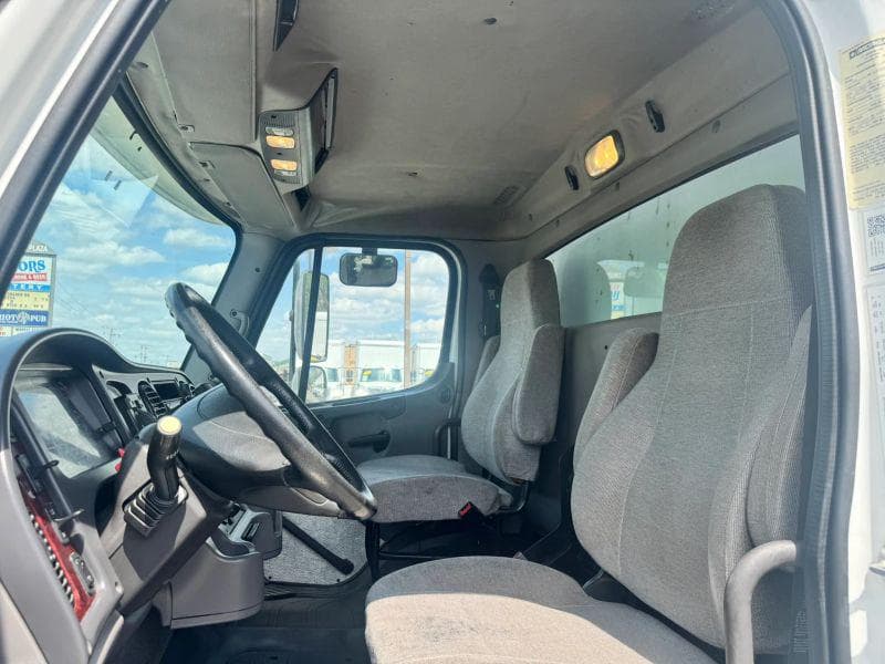 2017 Freightliner M2 106 image 16