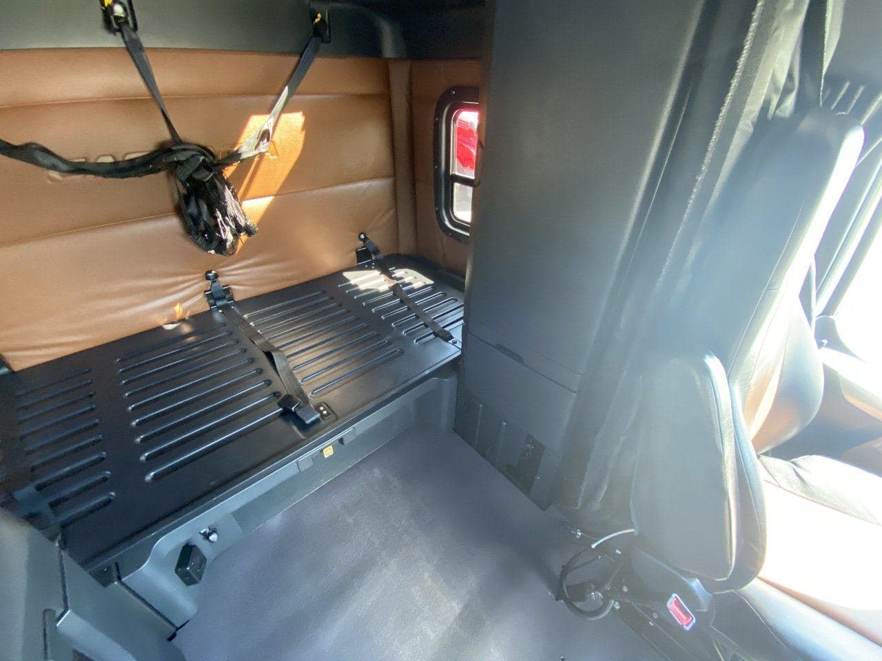 2021 FREIGHTLINER Cascadia CA126 Tandem Axle Sleeper image 16