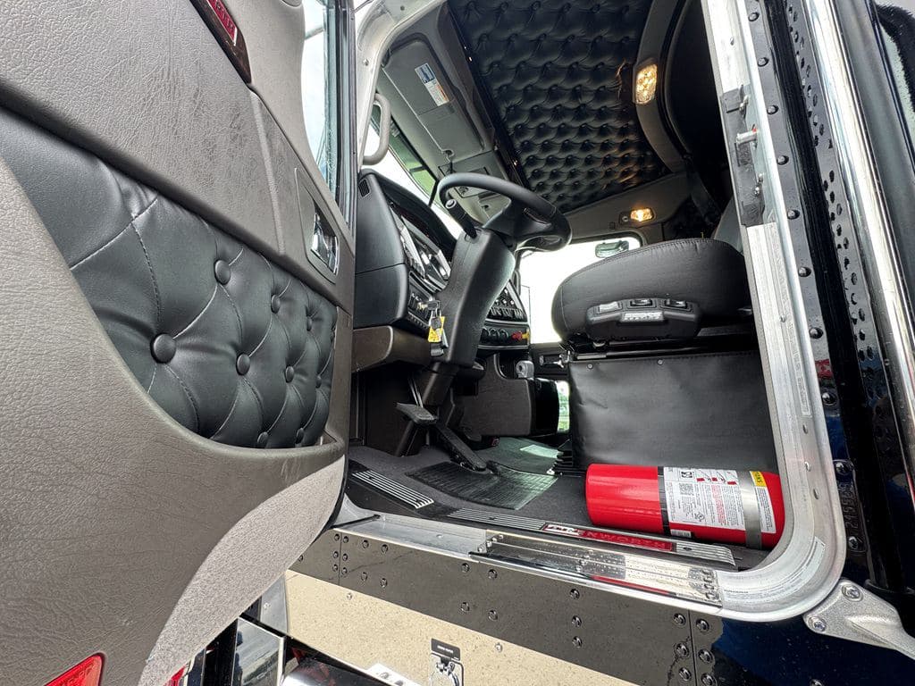 New 2027 KENWORTH W900L image 3