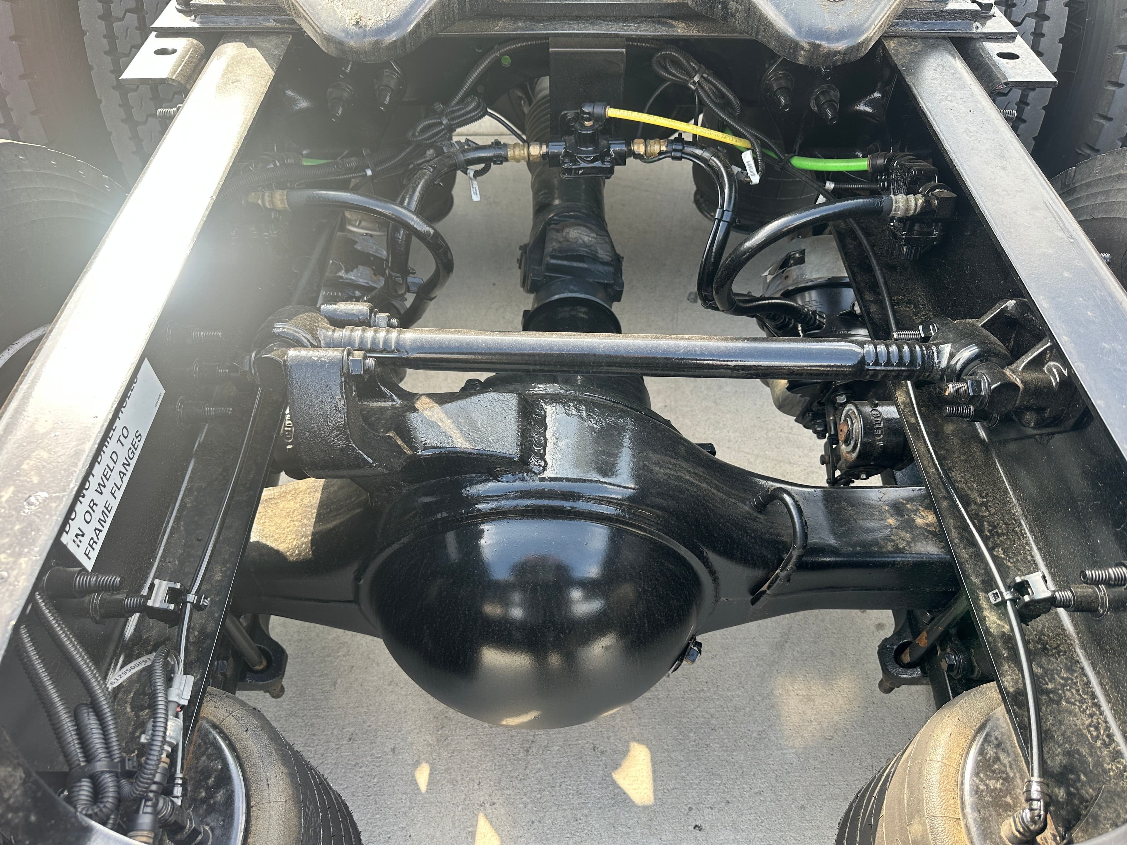 2022 International LT image 16