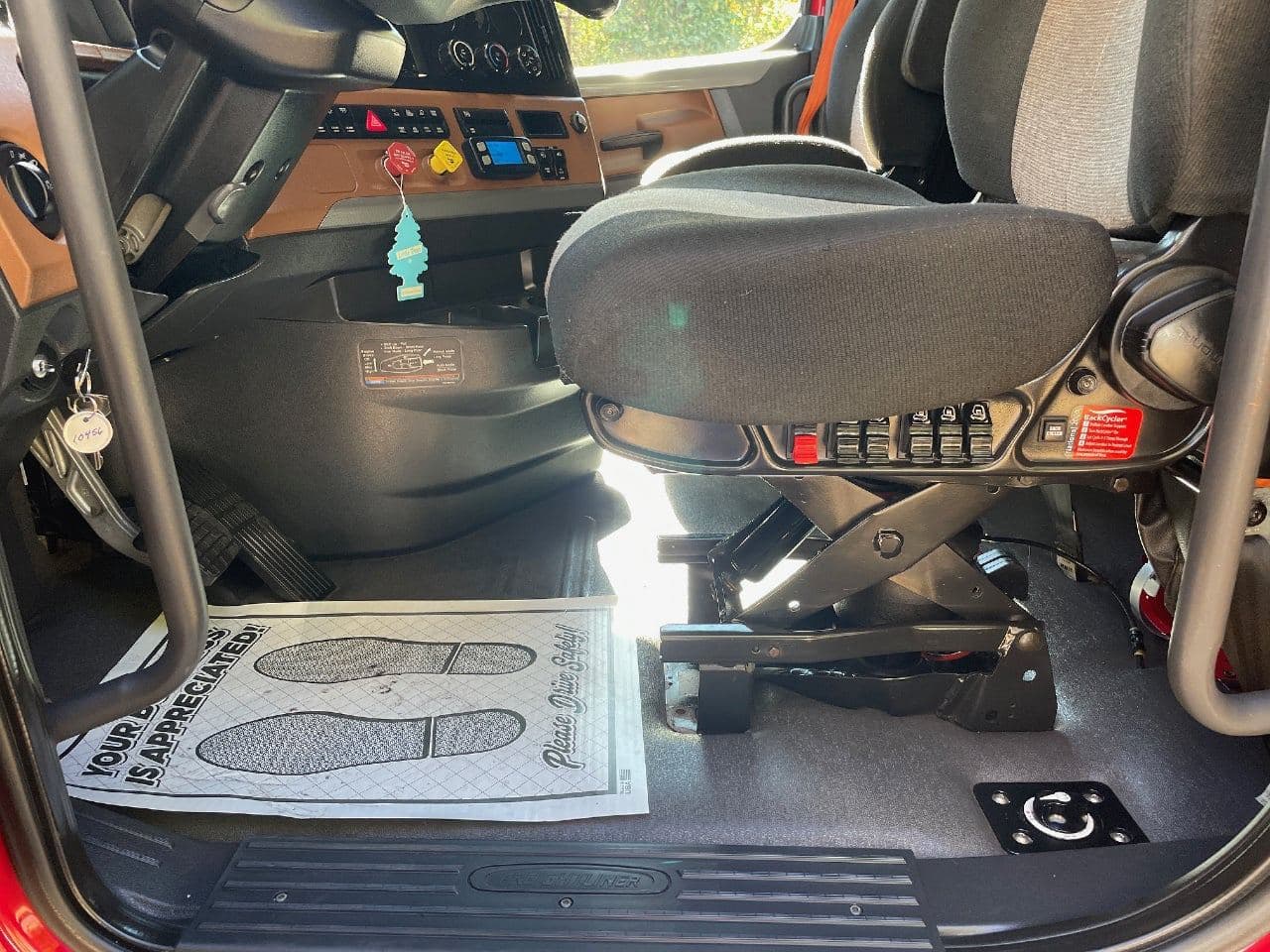 2020 Freightliner Cascadia 126 image 17