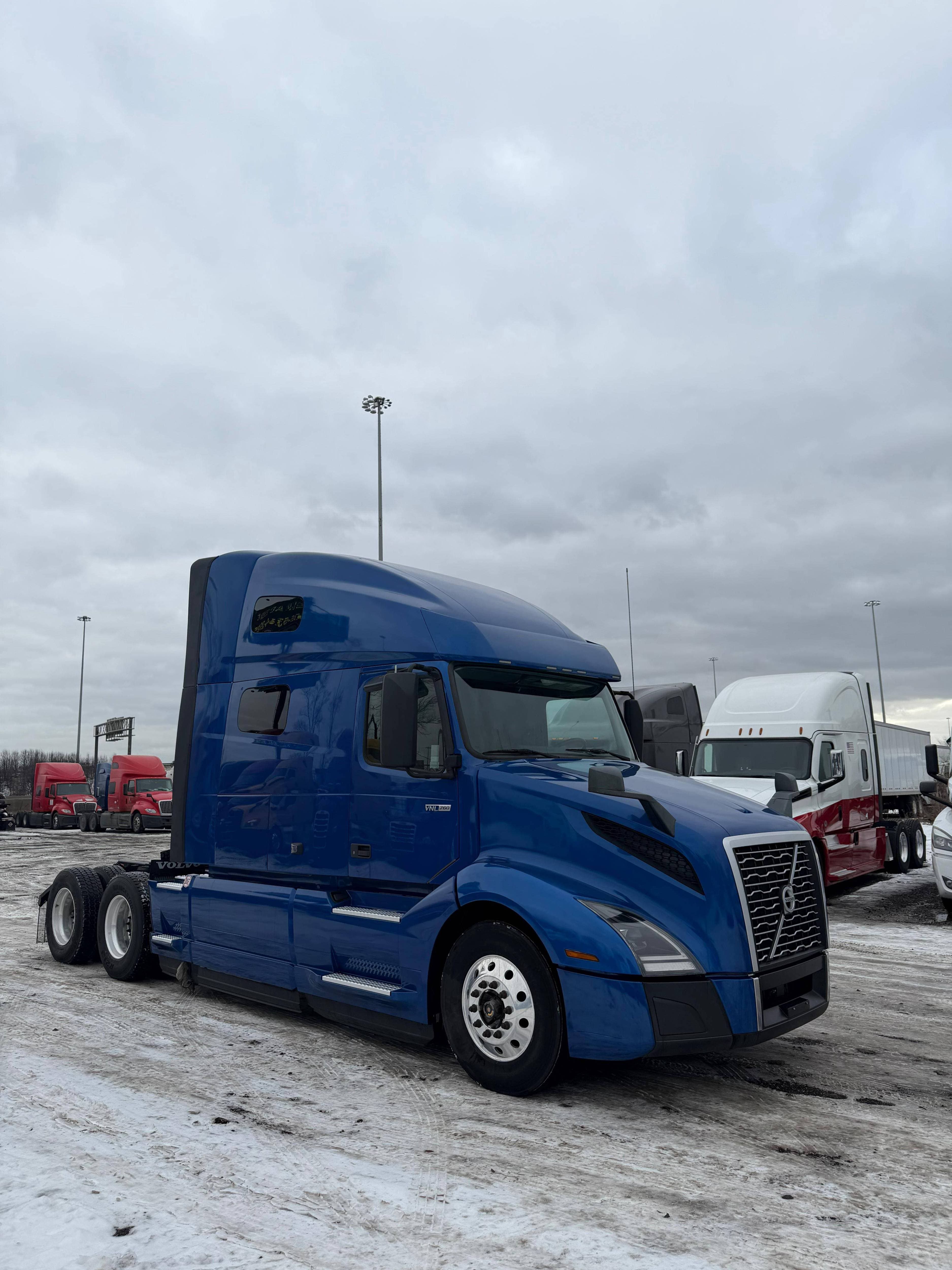 2021 Volvo VNL image 5
