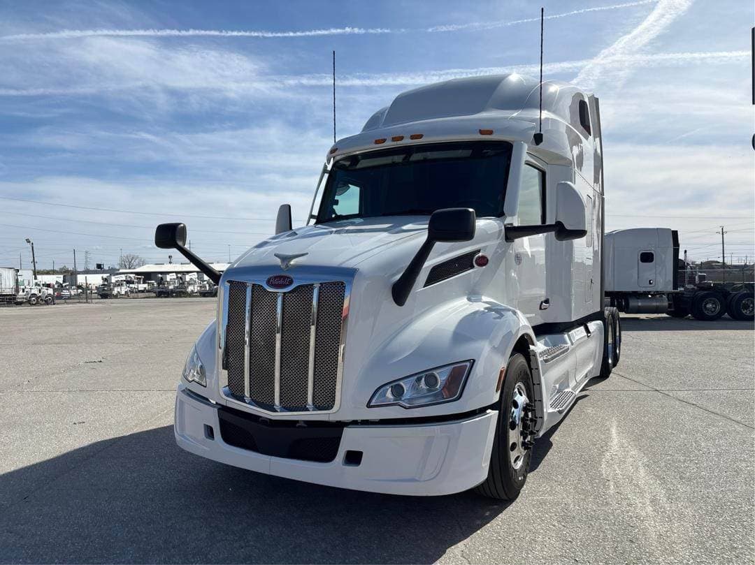 2023 Peterbilt 579 image 1