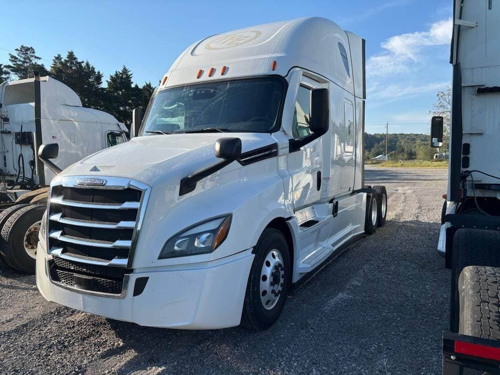 2021 Freightliner Cascadia image 2