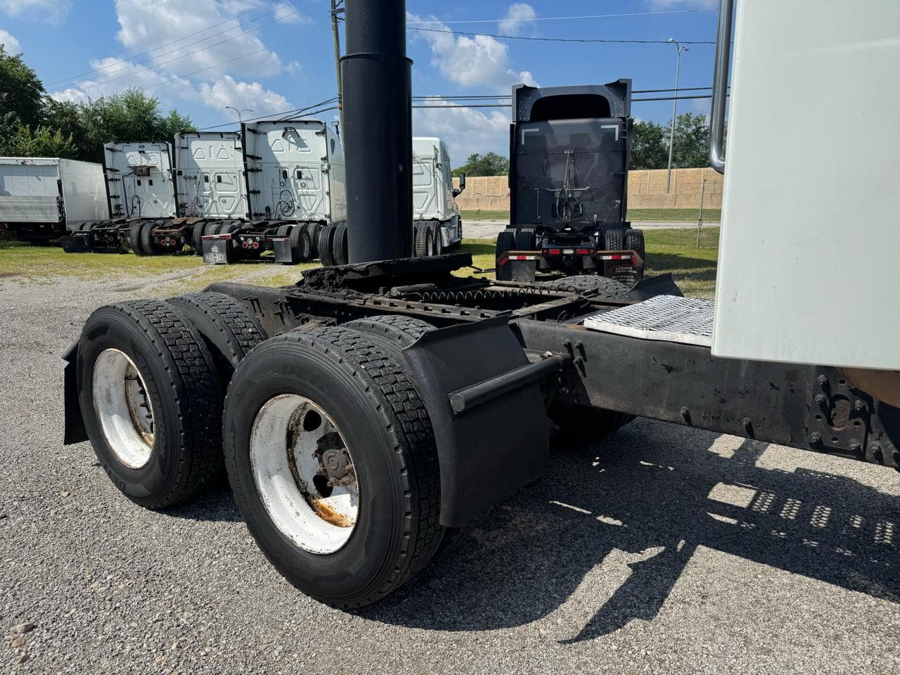 2003 Volvo VNL image 3