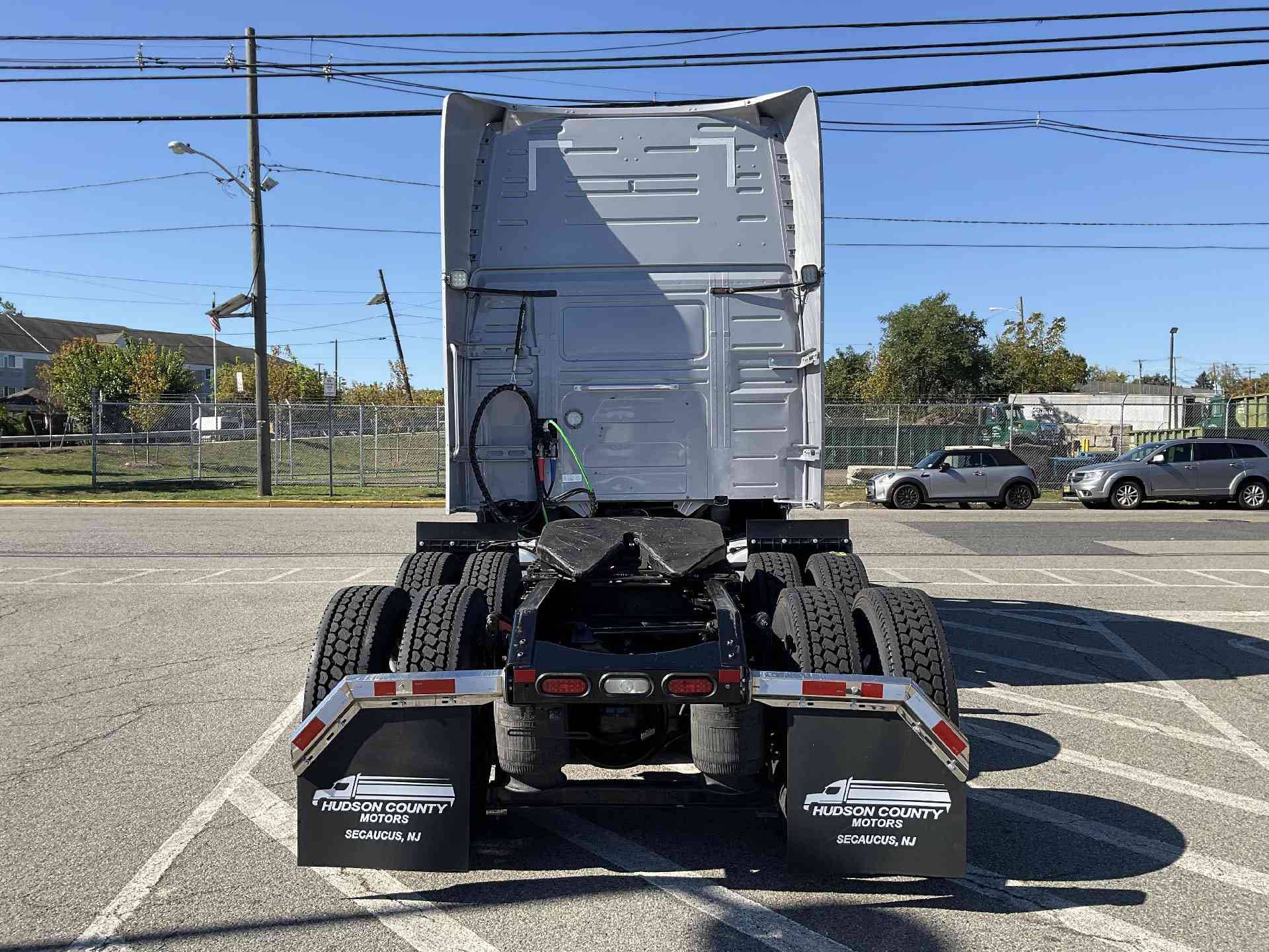 2021 Volvo VNL image 5
