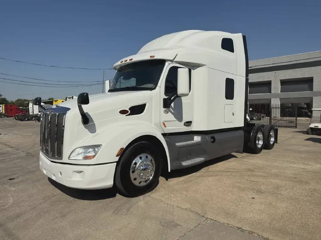 2022 Peterbilt 579 image 1