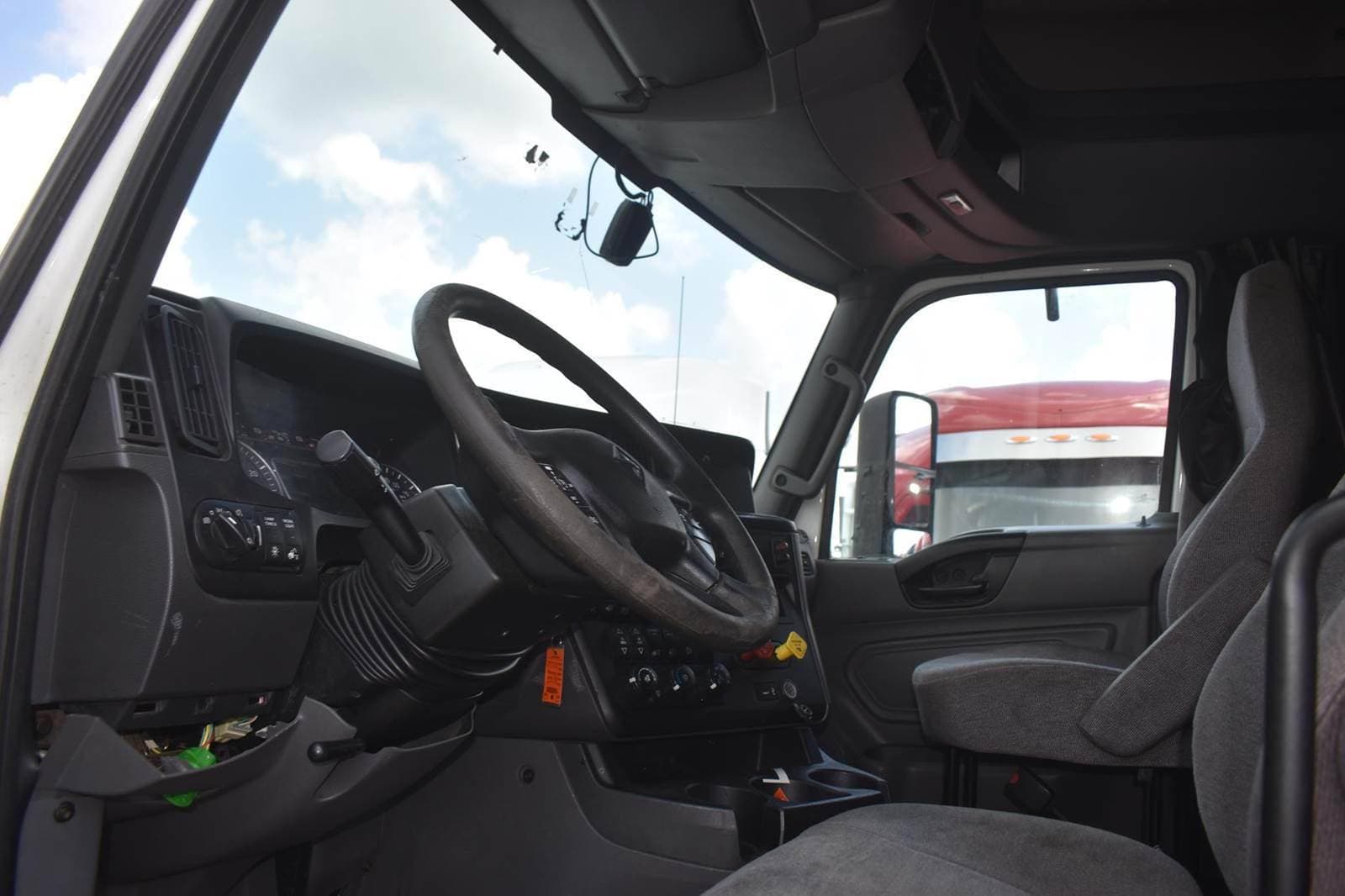 2019 International LT625 image 4