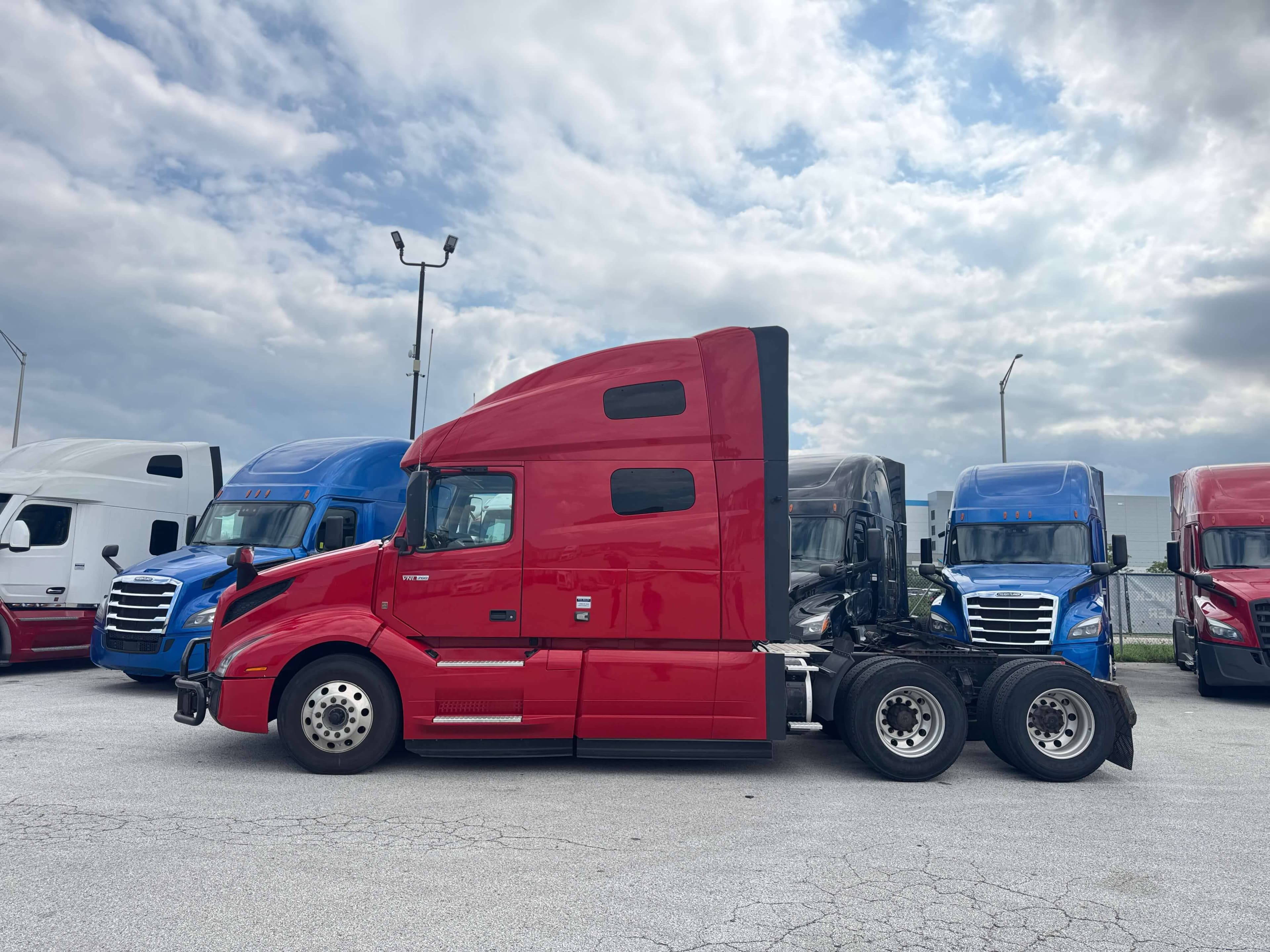 2022 Volvo VNL760 image 4