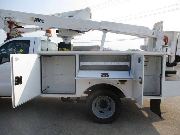 2016 Ford F-550 BUCKET TRUCK 4X4 image 18