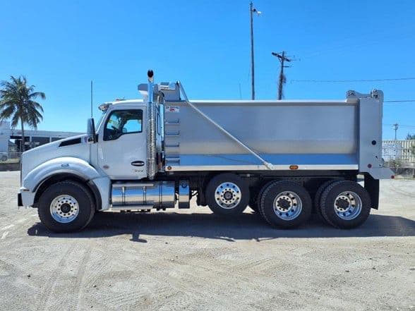 2025 Kenworth T880 image 2