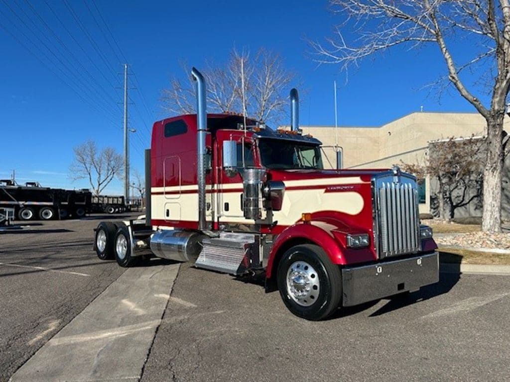New 2027 KENWORTH W900L image 2