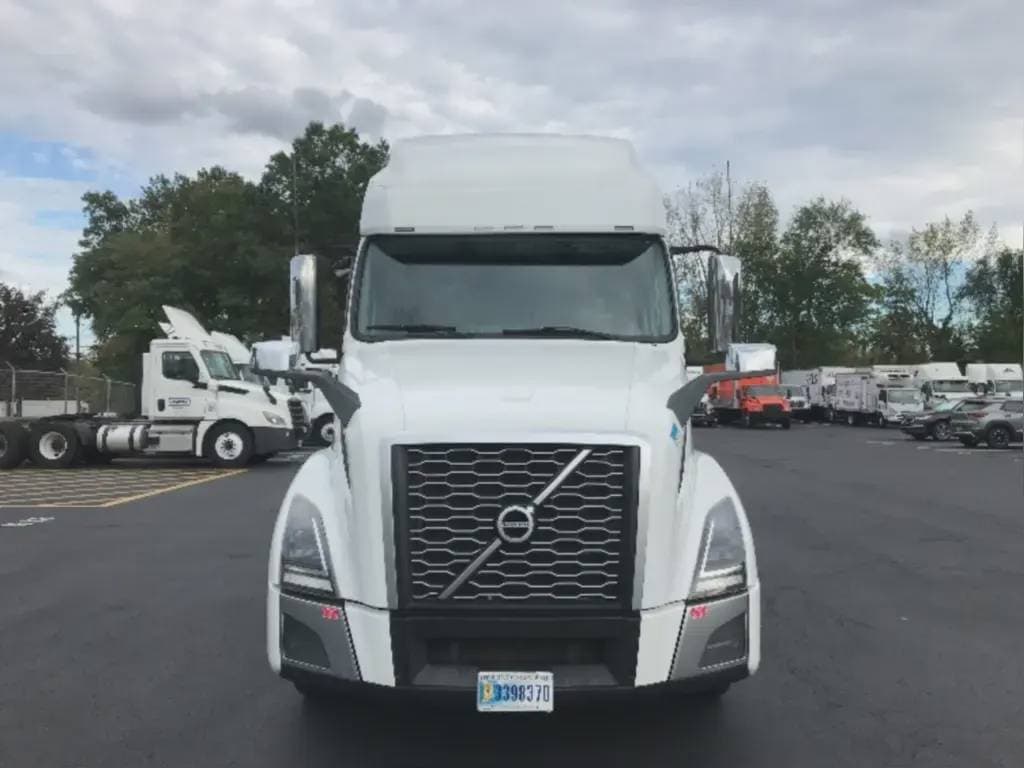 2022 Volvo VNL image 2