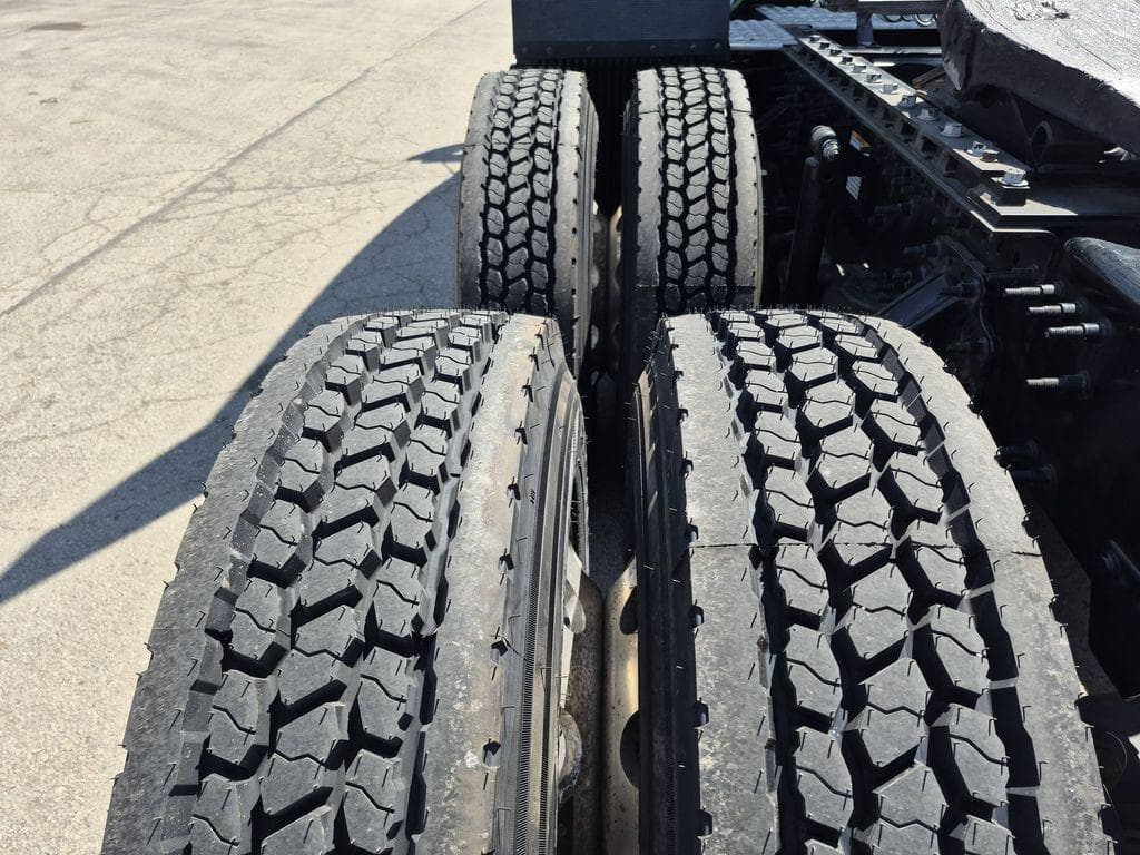 2023 Volvo VNL64T860 image 21