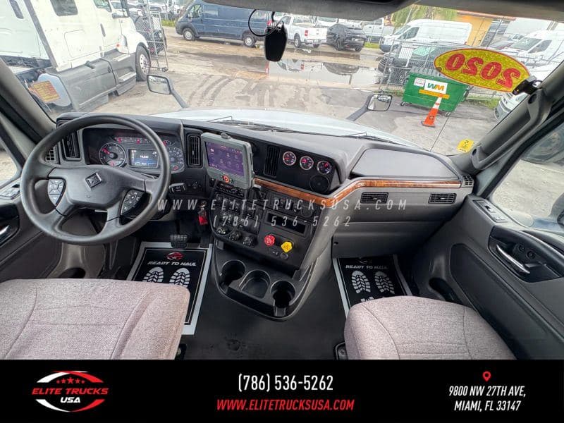 2020 International LT image 18