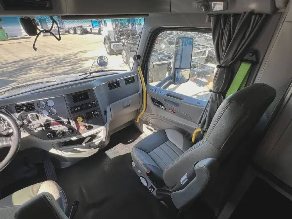 2022 Peterbilt 579 image 5