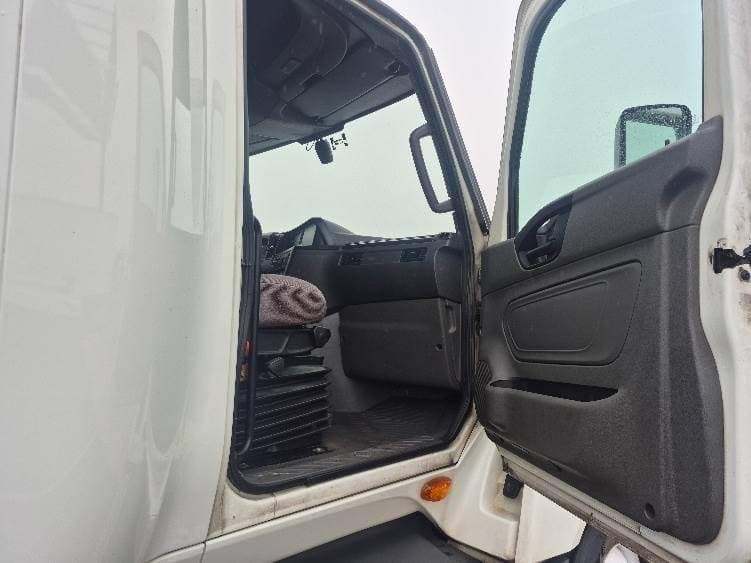 2023 International LT62F image 8