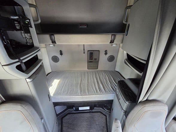 2020 Volvo VNL64T760 image 14