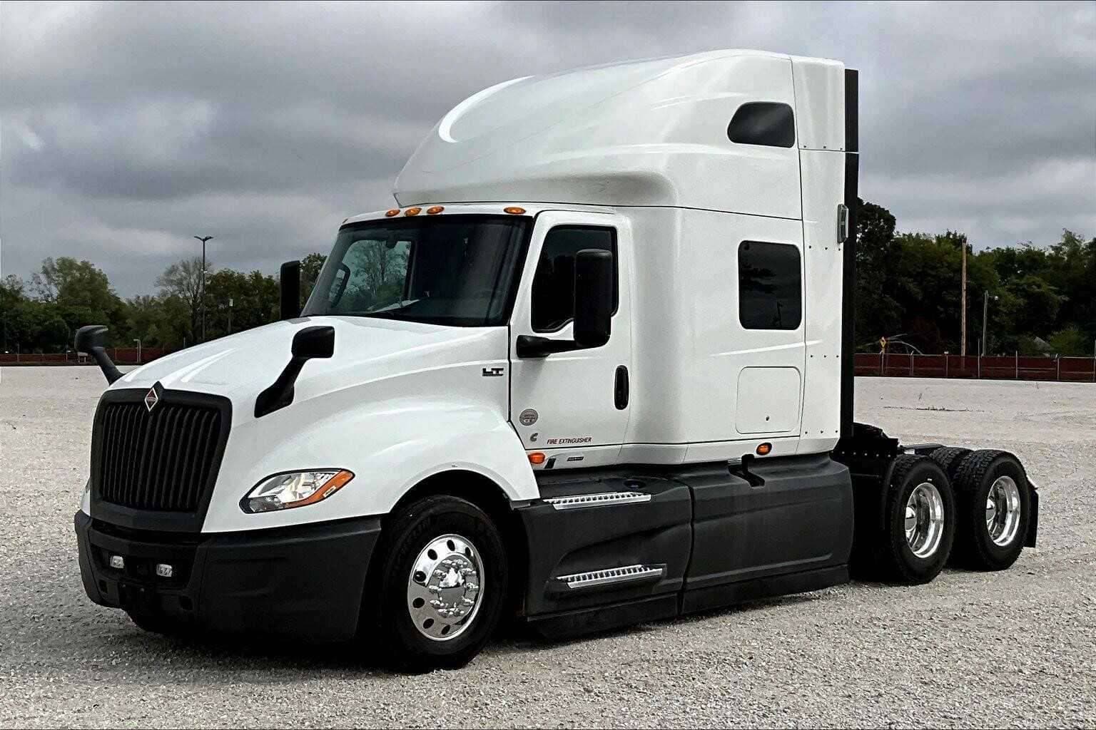 2021 International LT625 image 2