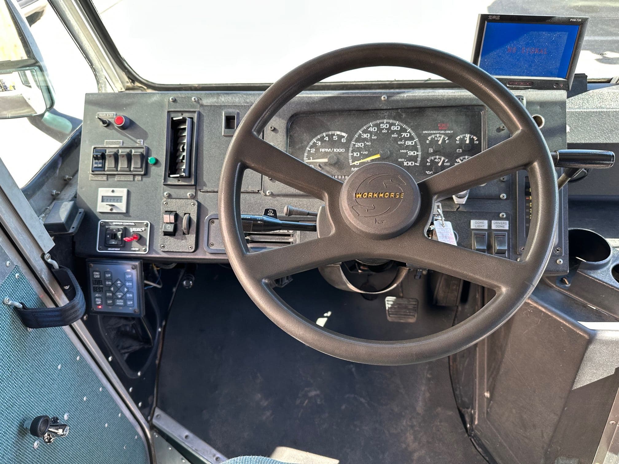 2002 WORKHORSE Step Van with Handicap Lift image 13