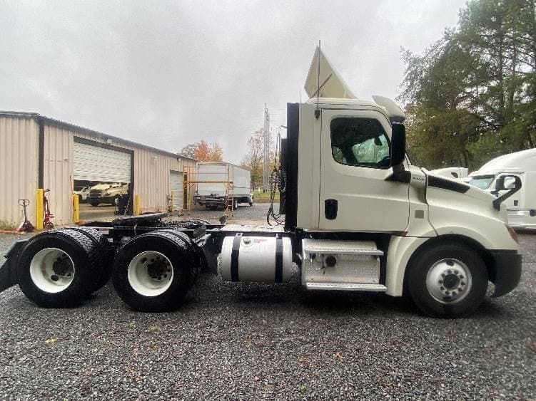 2019 Freightliner Cascadia 126 Day Cab Truck - 435HP, 12 Speed Automatic image 8
