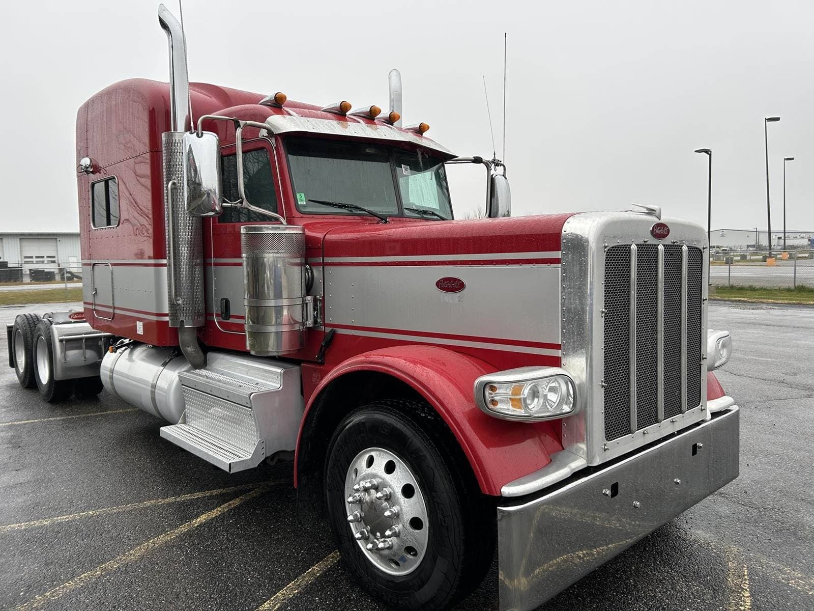 2023 Peterbilt 389 image 3